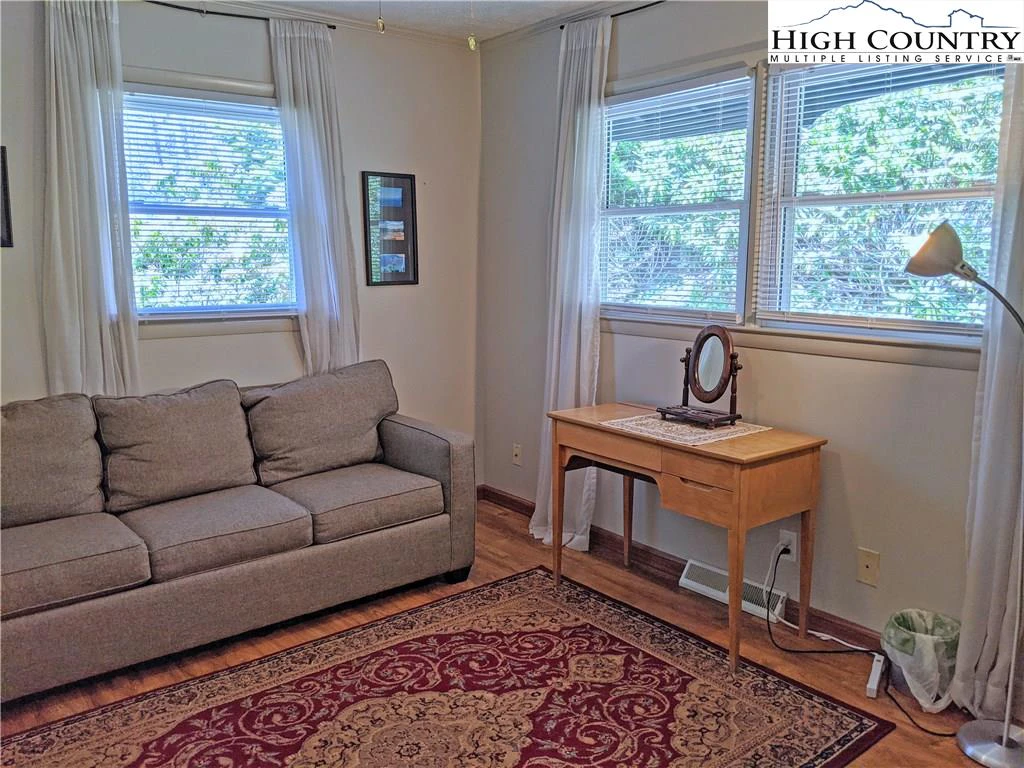 Image number 15 for the current listing