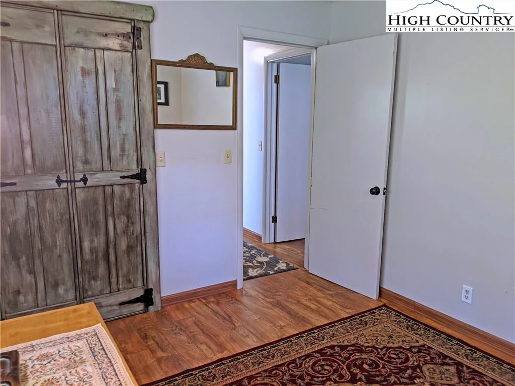 Image number 14 for the current listing