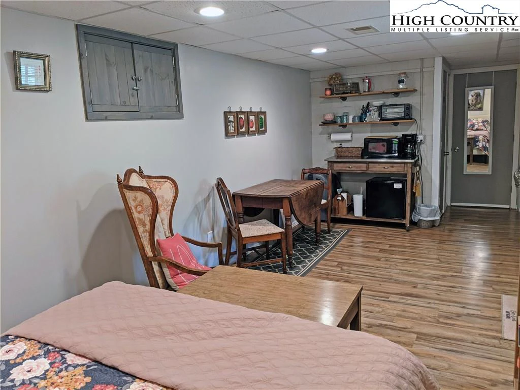 Image number 9 for the current listing