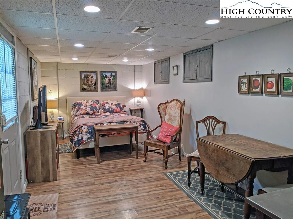 Image number 8 for the current listing