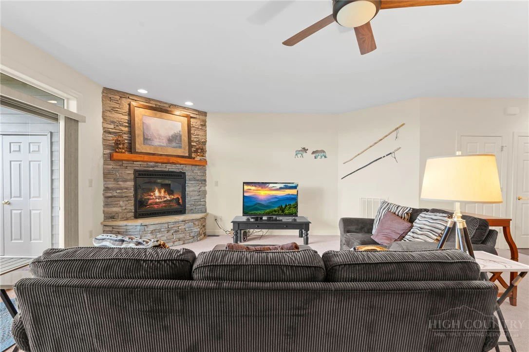 Image number 5 for the current listing