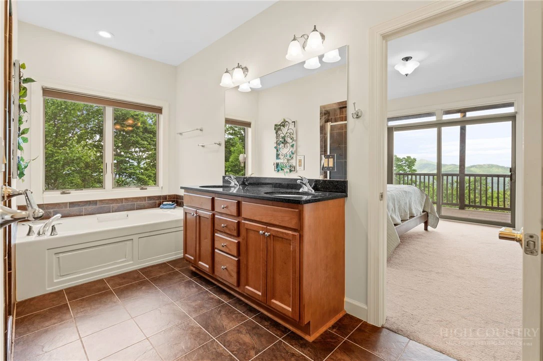 Image number 21 for the current listing