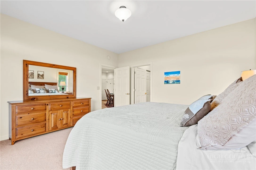 Image number 19 for the current listing