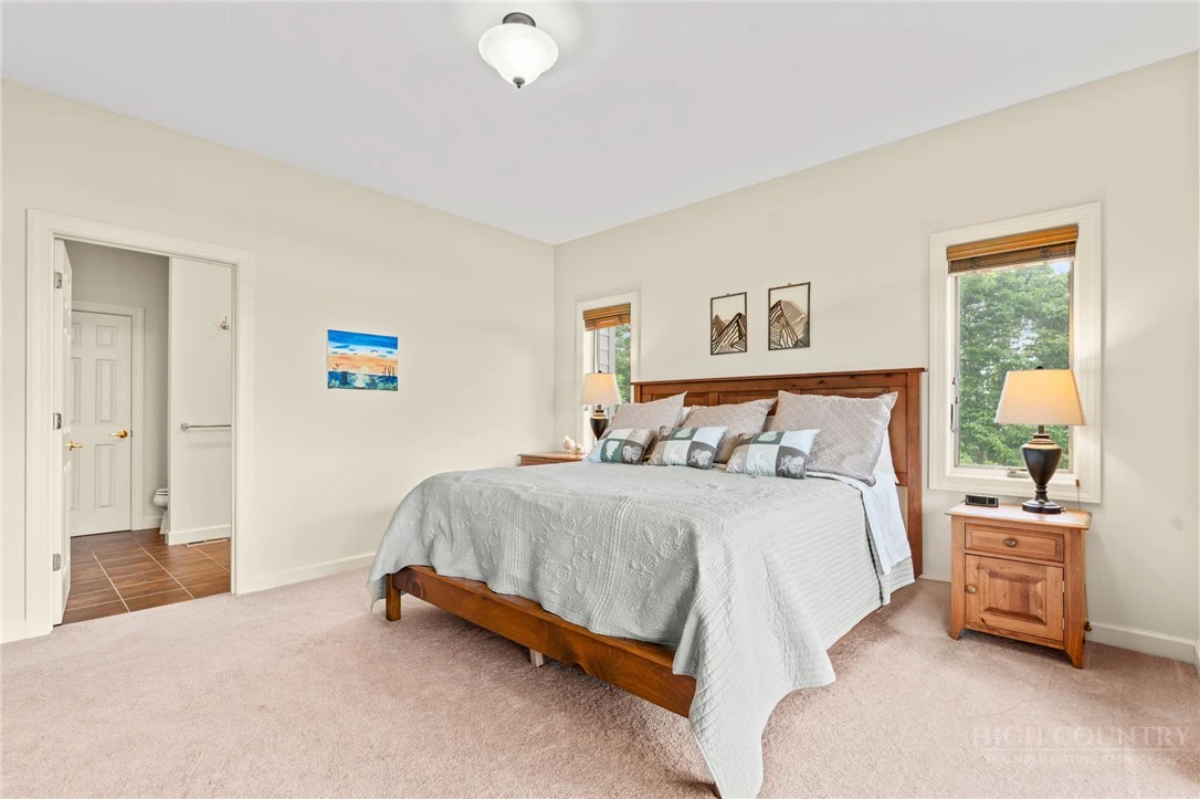 Image number 18 for the current listing
