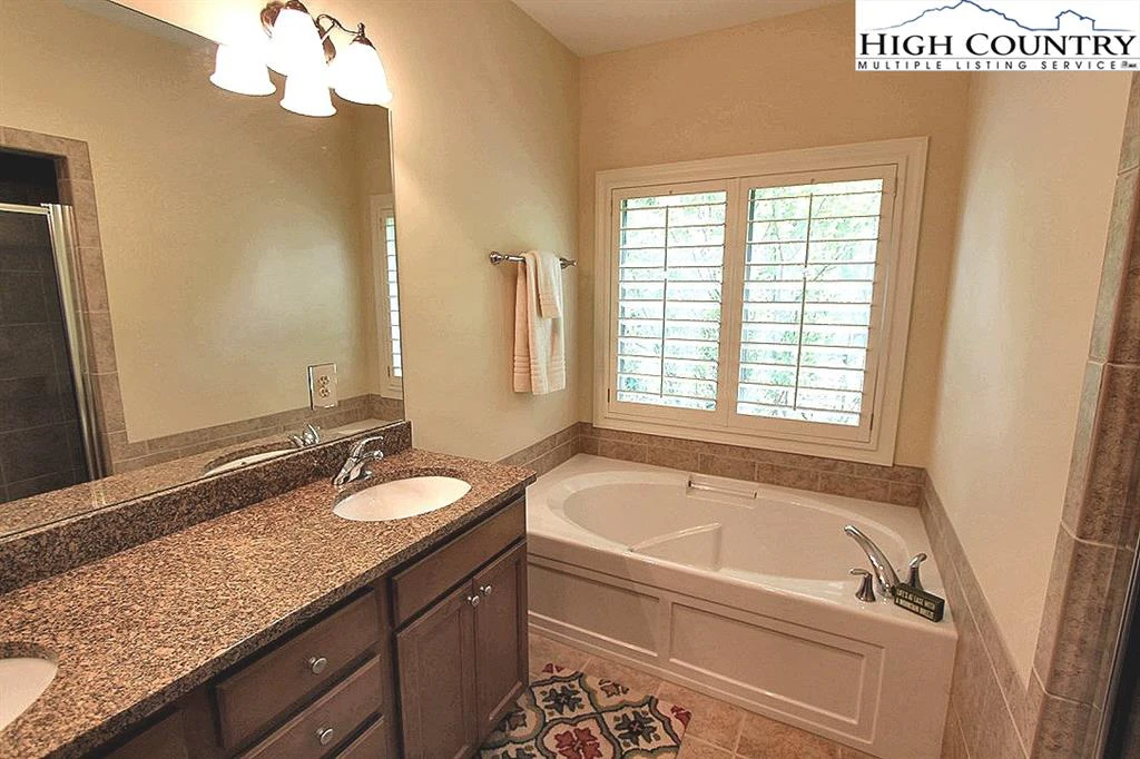 Image number 2 for the current listing