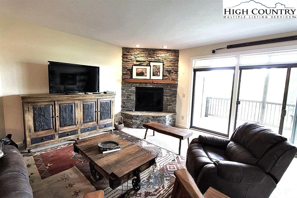 Image number 19 for the current listing
