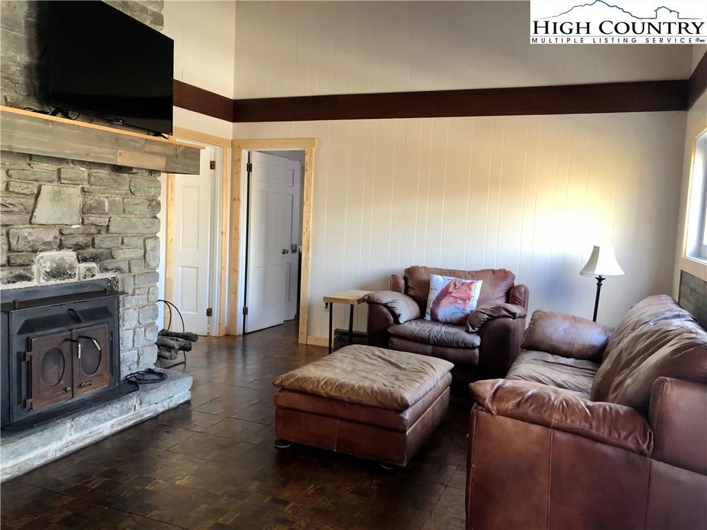 Image number 3 for the current listing