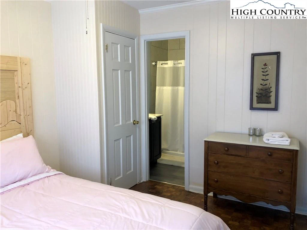Image number 19 for the current listing