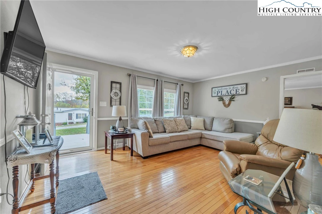 Image number 21 for the current listing