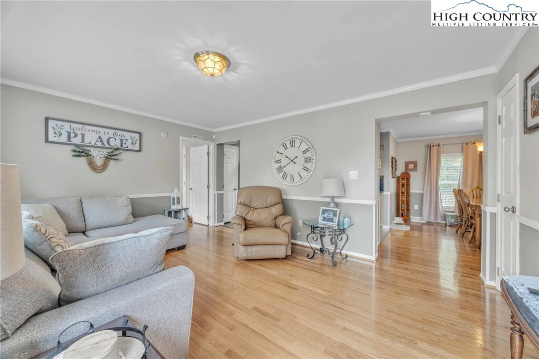 Image number 19 for the current listing