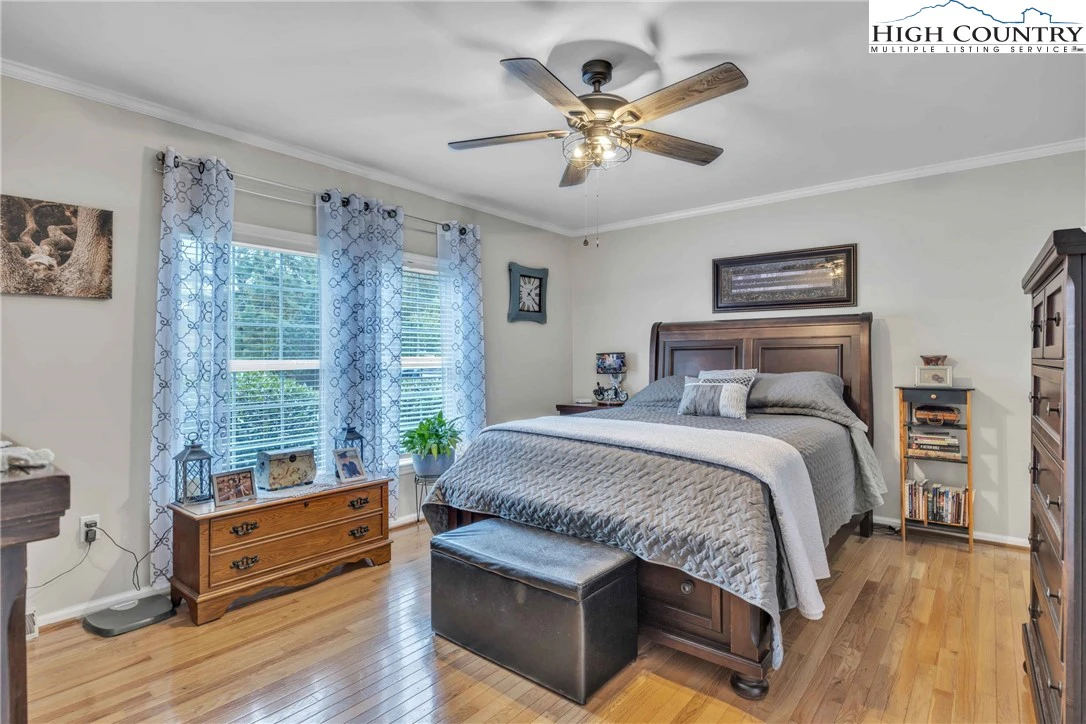 Image number 3 for the current listing