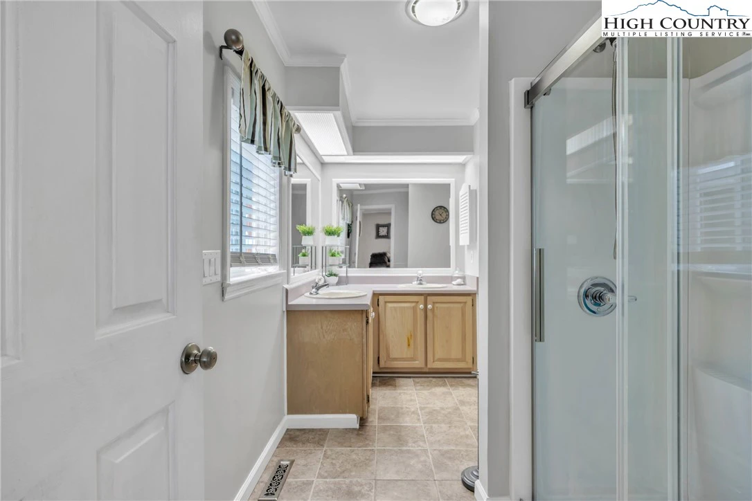 Image number 5 for the current listing