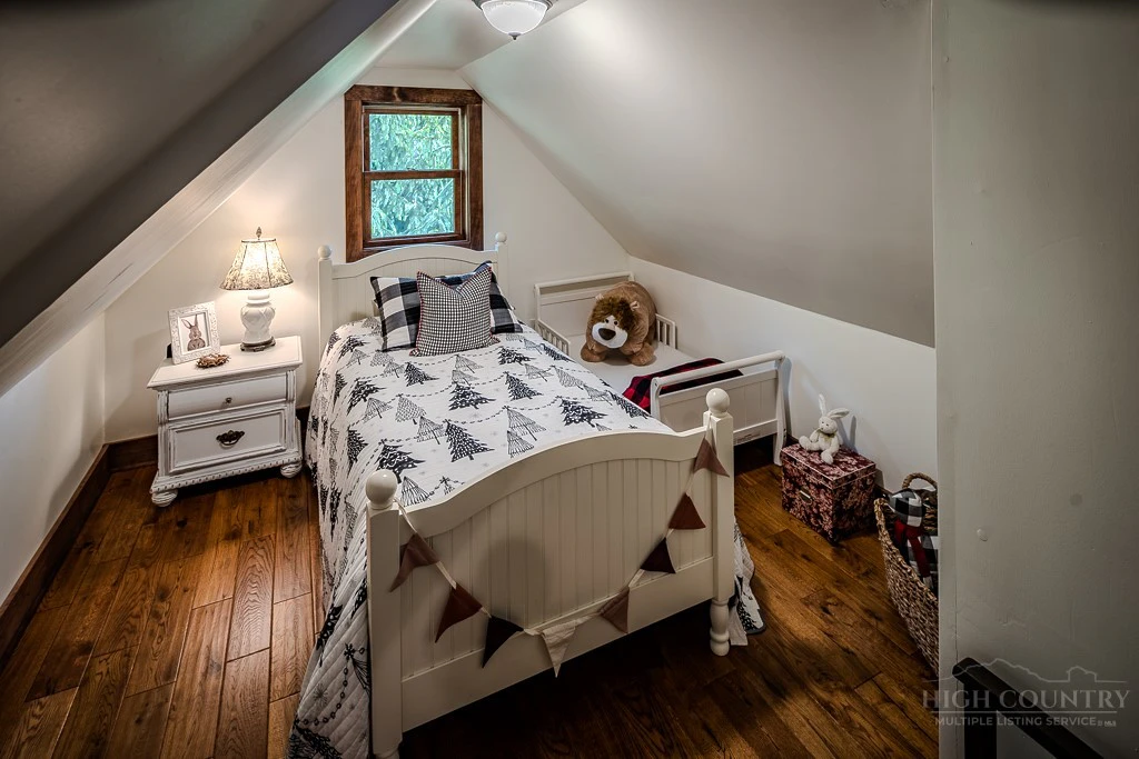 Image number 9 for the current listing