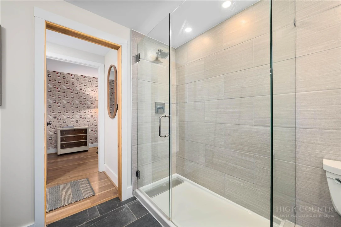 Image number 3 for the current listing