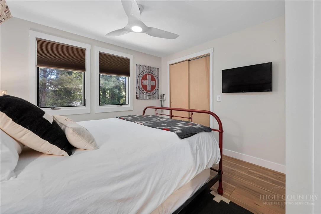 Image number 14 for the current listing