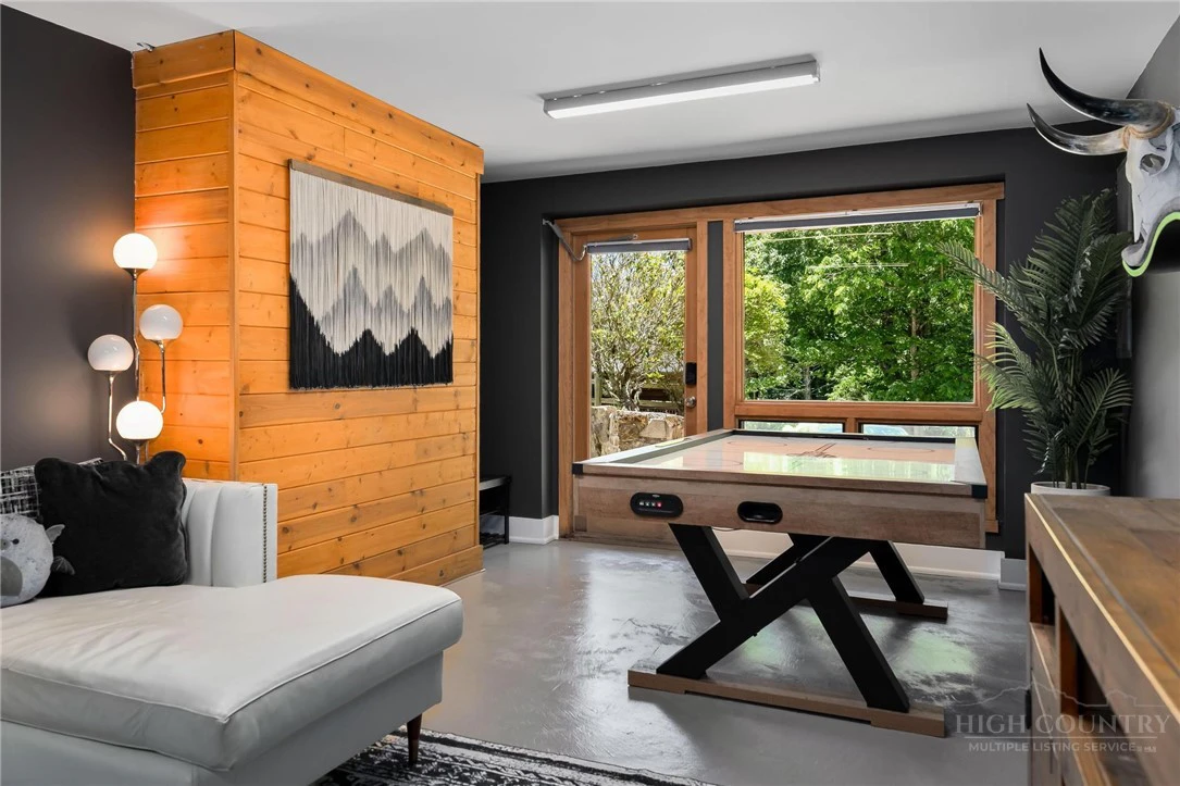Image number 11 for the current listing