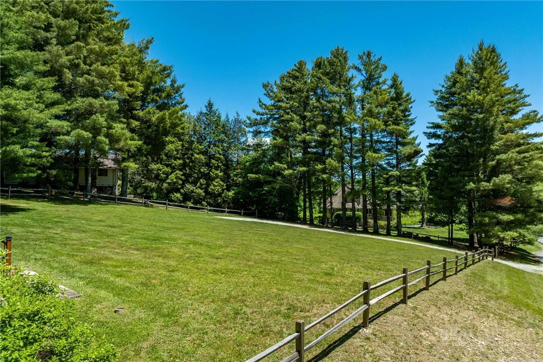 Image number 16 for the current listing
