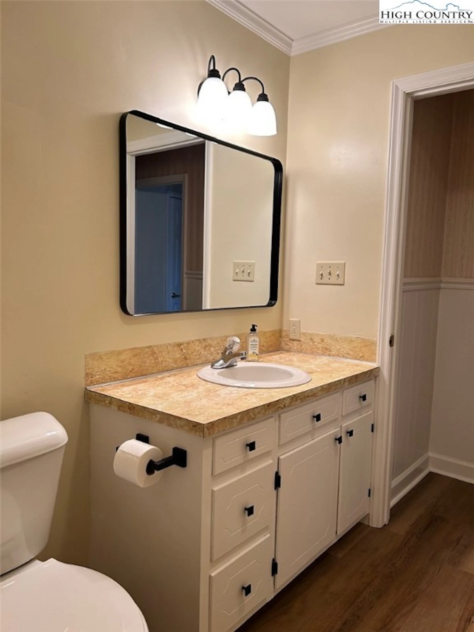 Image number 31 for the current listing
