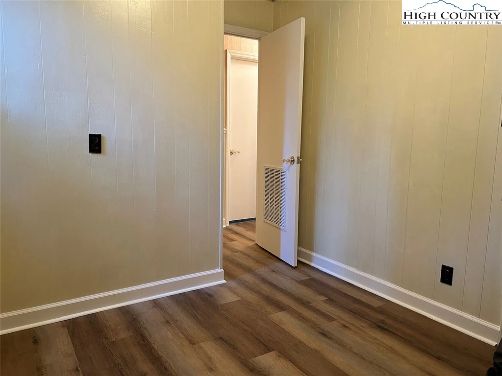 Image number 10 for the current listing