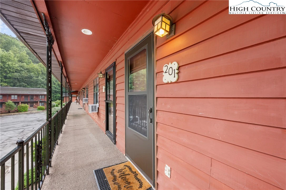 Image number 19 for the current listing