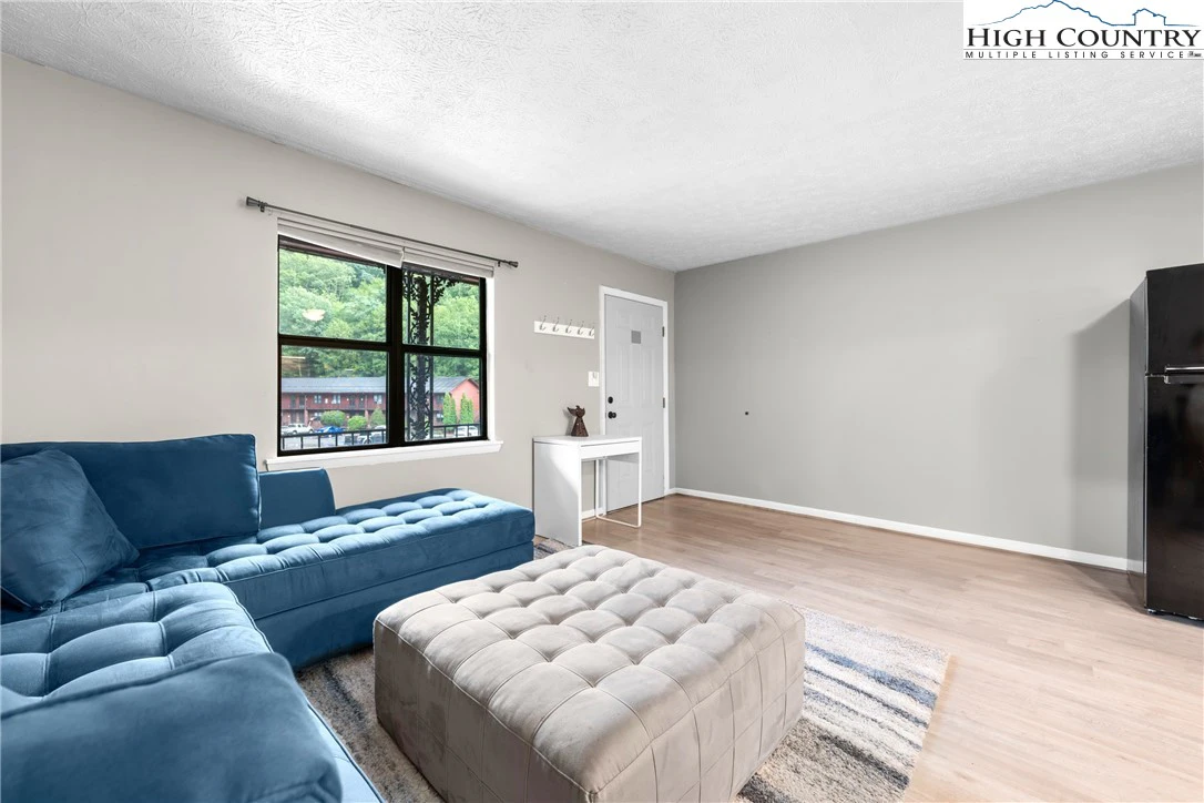 Image number 2 for the current listing