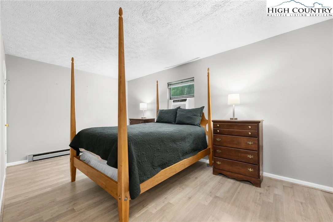 Image number 9 for the current listing