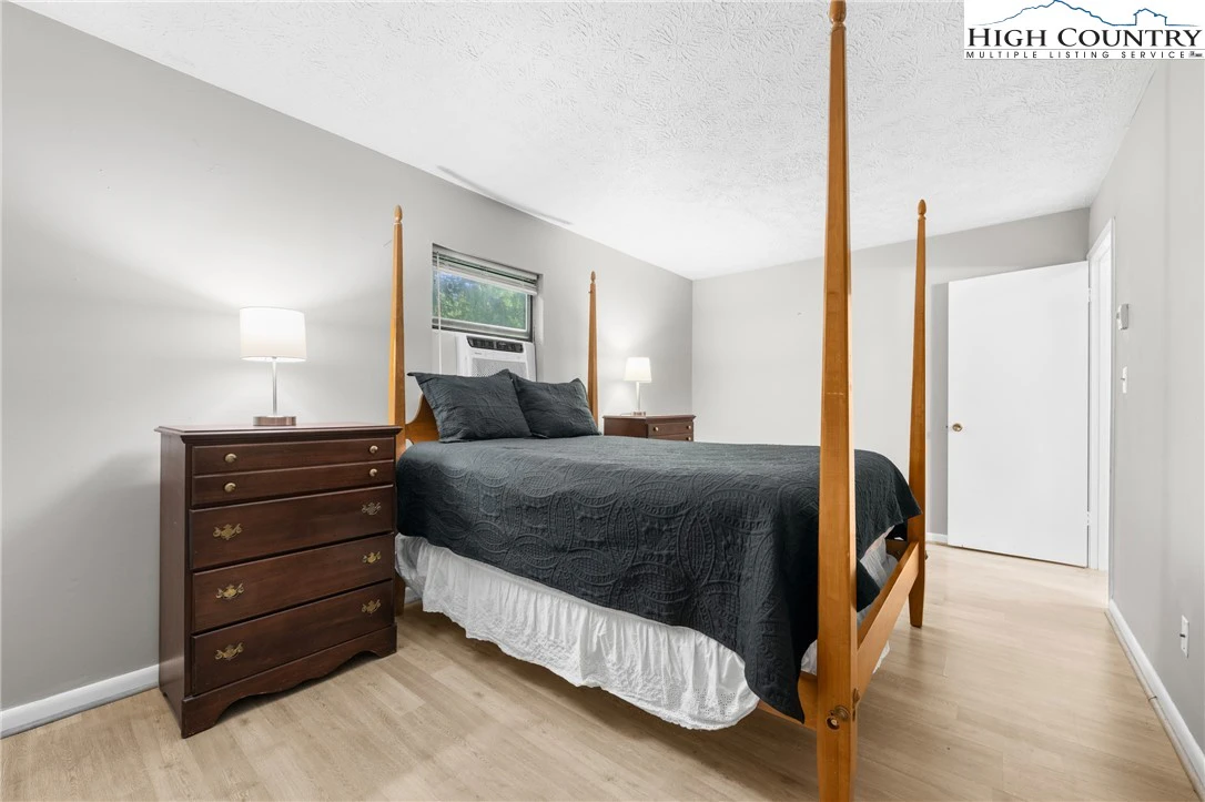 Image number 8 for the current listing