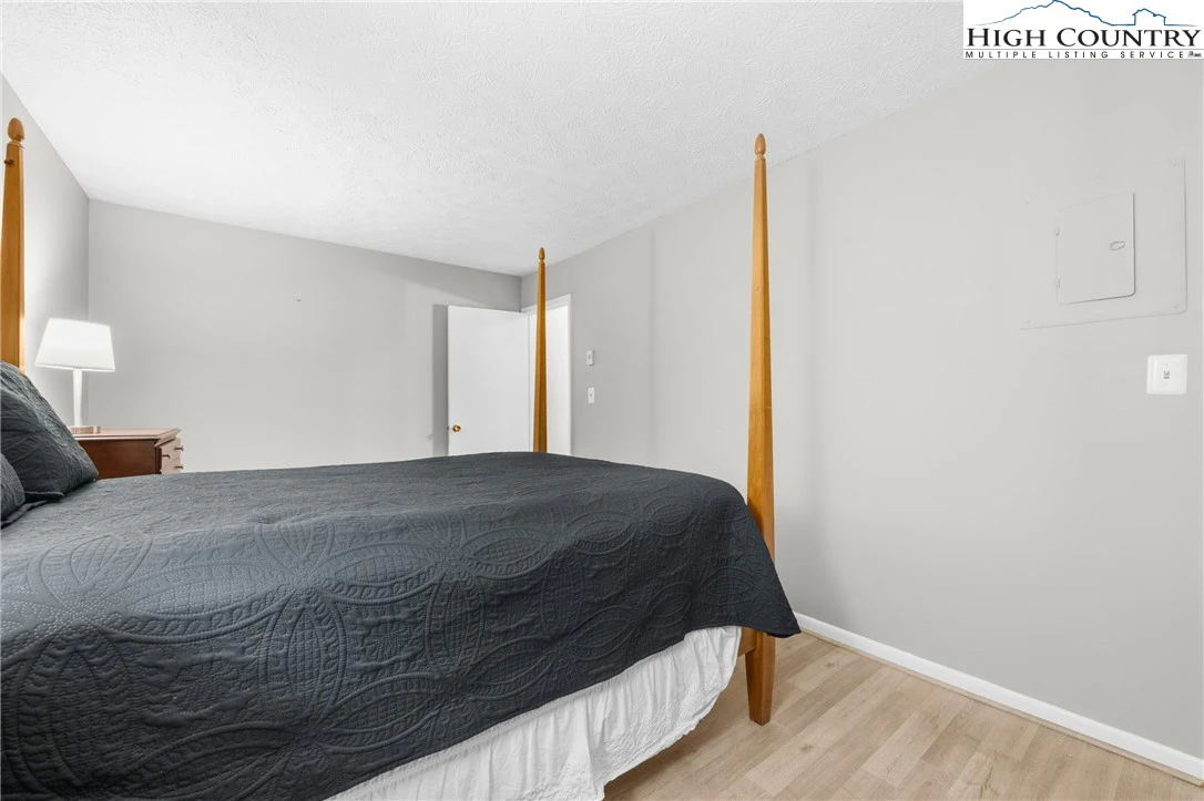 Image number 7 for the current listing