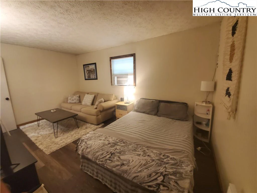 Image number 3 for the current listing