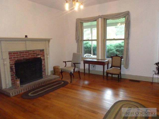 Image number 17 for the current listing