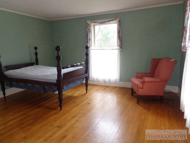 Image number 29 for the current listing
