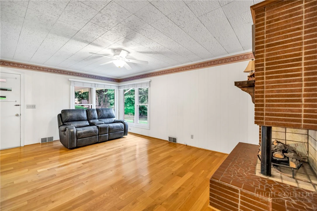 Image number 11 for the current listing