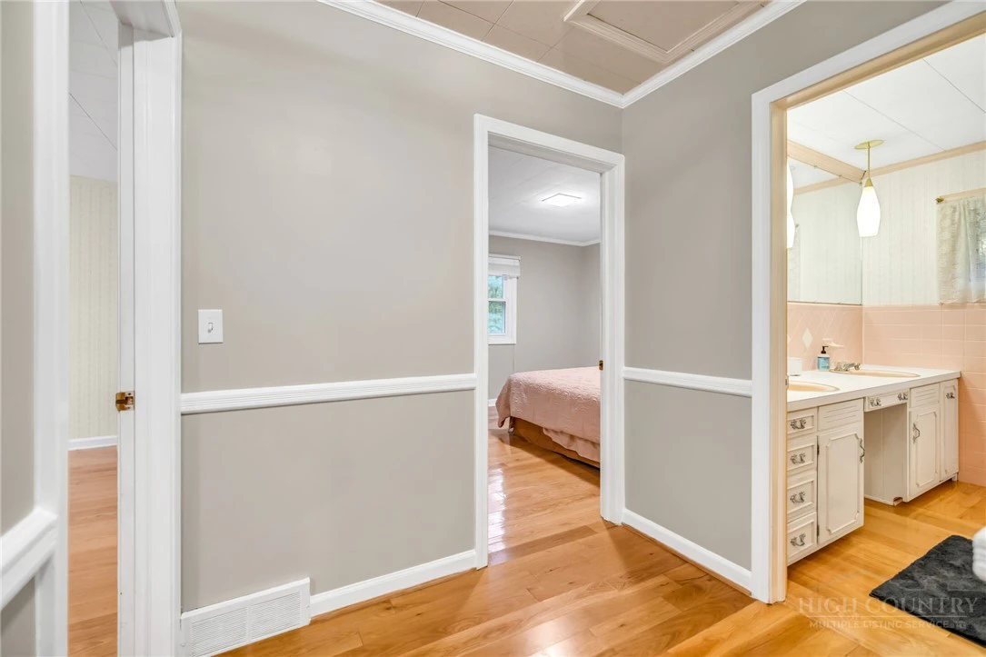 Image number 15 for the current listing