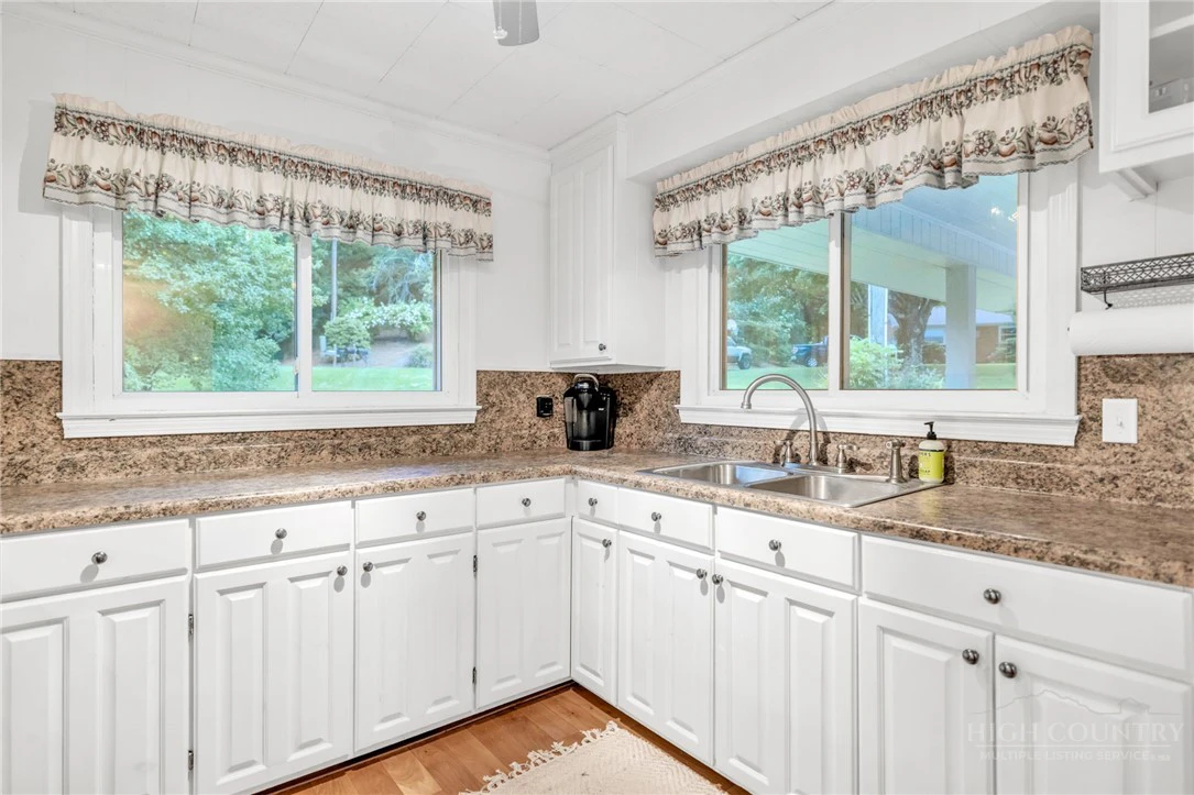 Image number 4 for the current listing