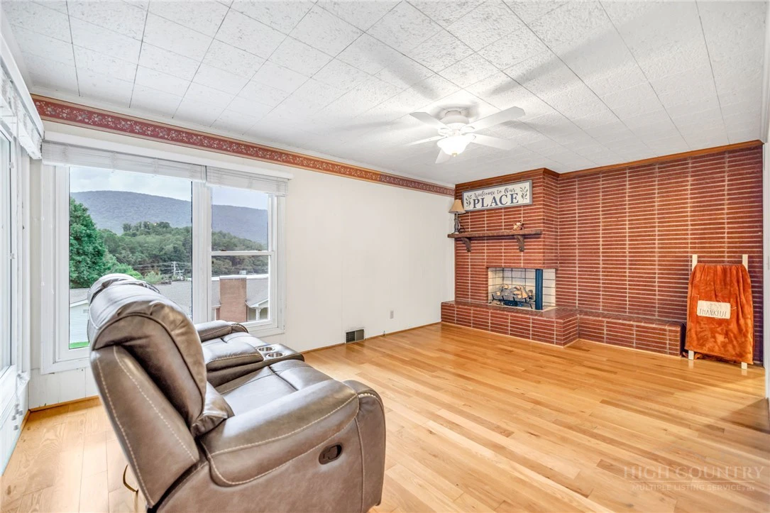 Image number 9 for the current listing