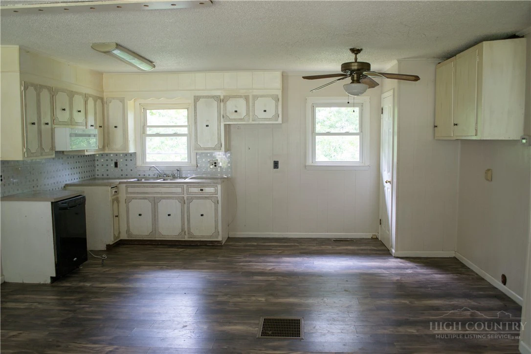 Image number 3 for the current listing