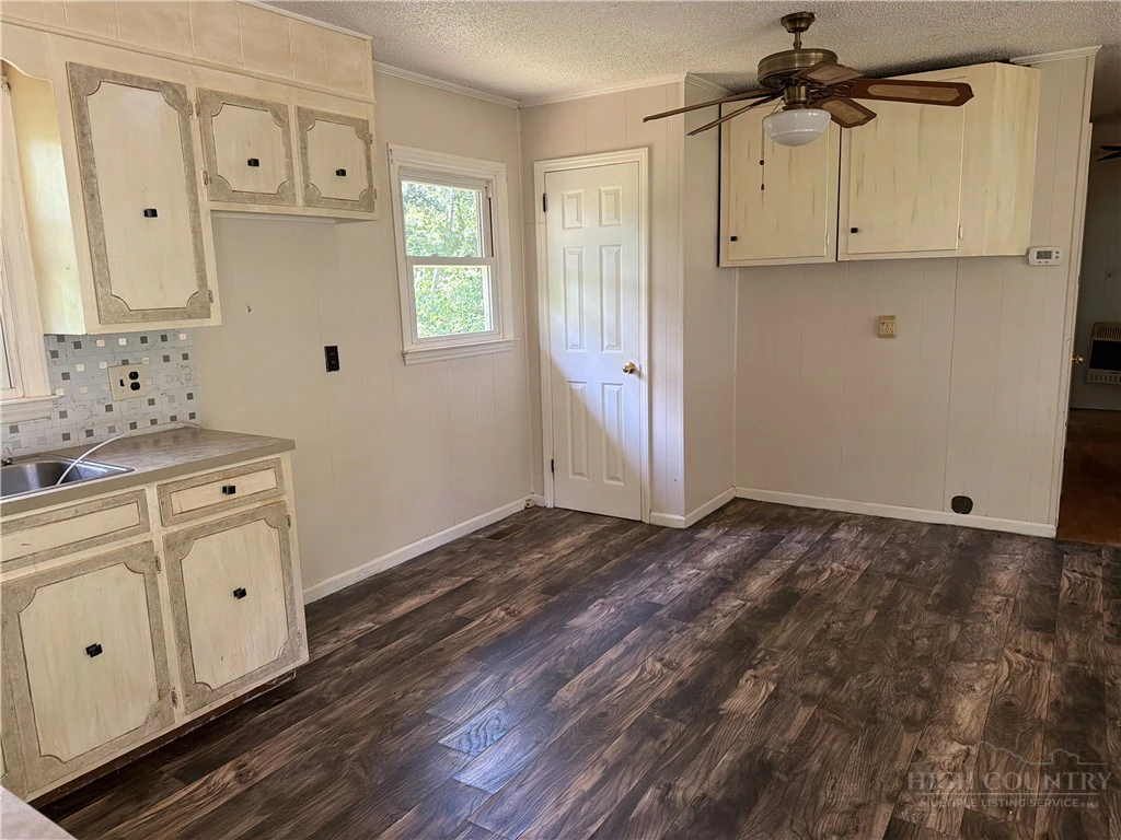 Image number 4 for the current listing