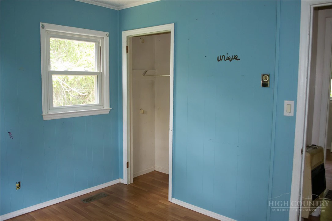 Image number 9 for the current listing