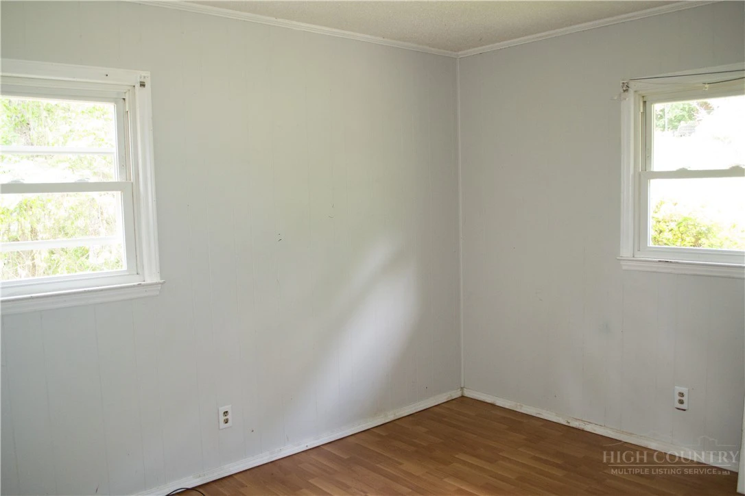 Image number 11 for the current listing