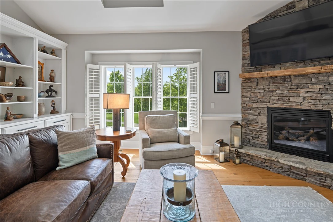 Image number 4 for the current listing