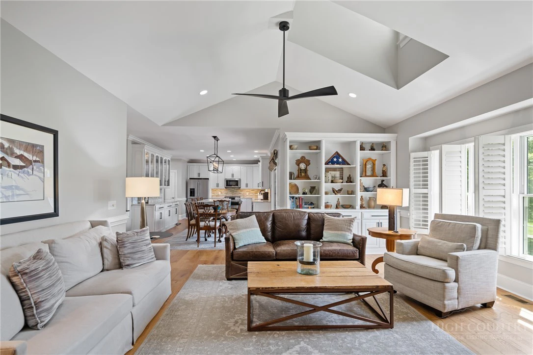 Image number 3 for the current listing