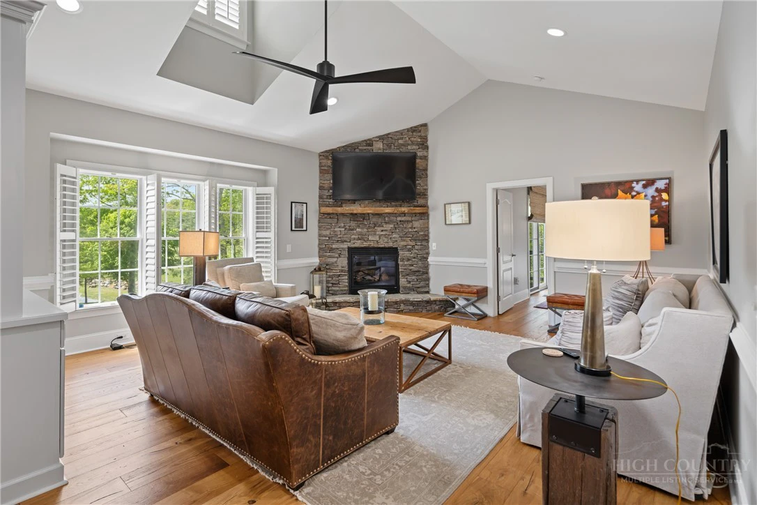 Image number 5 for the current listing