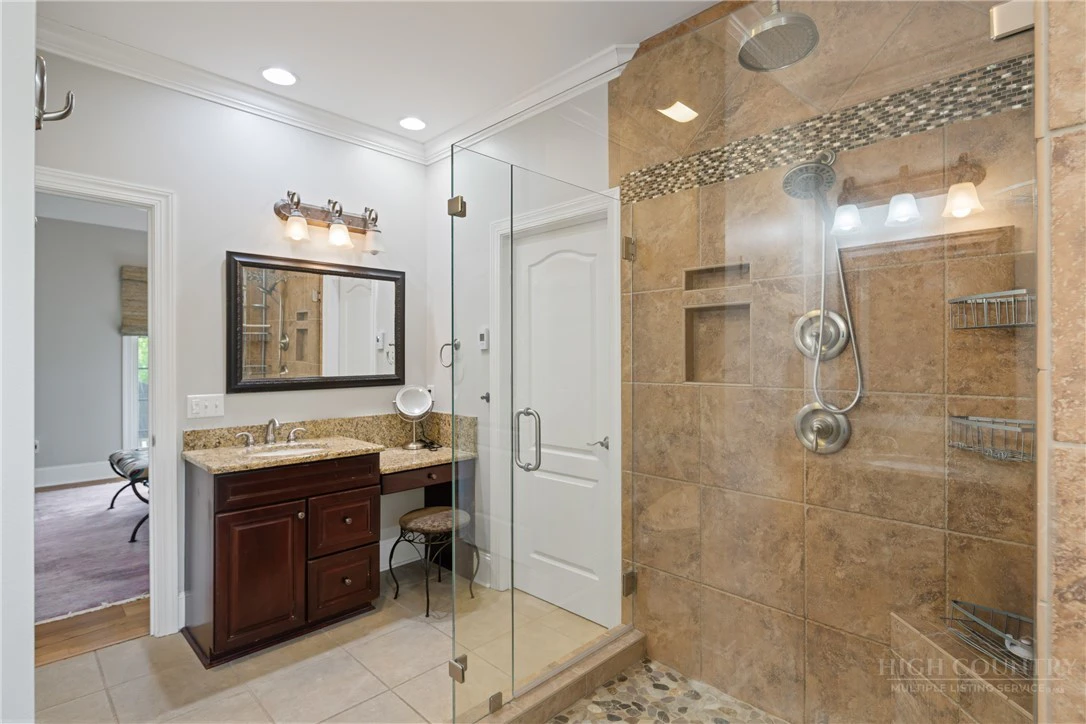 Image number 11 for the current listing
