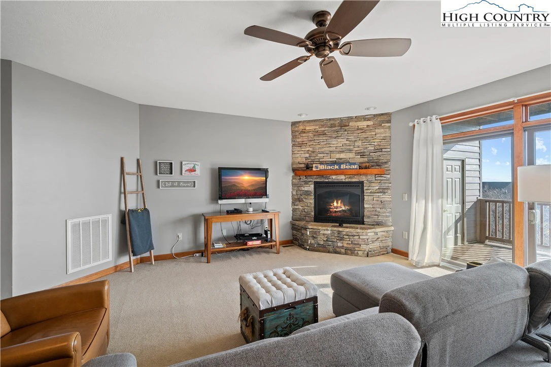 Image number 19 for the current listing