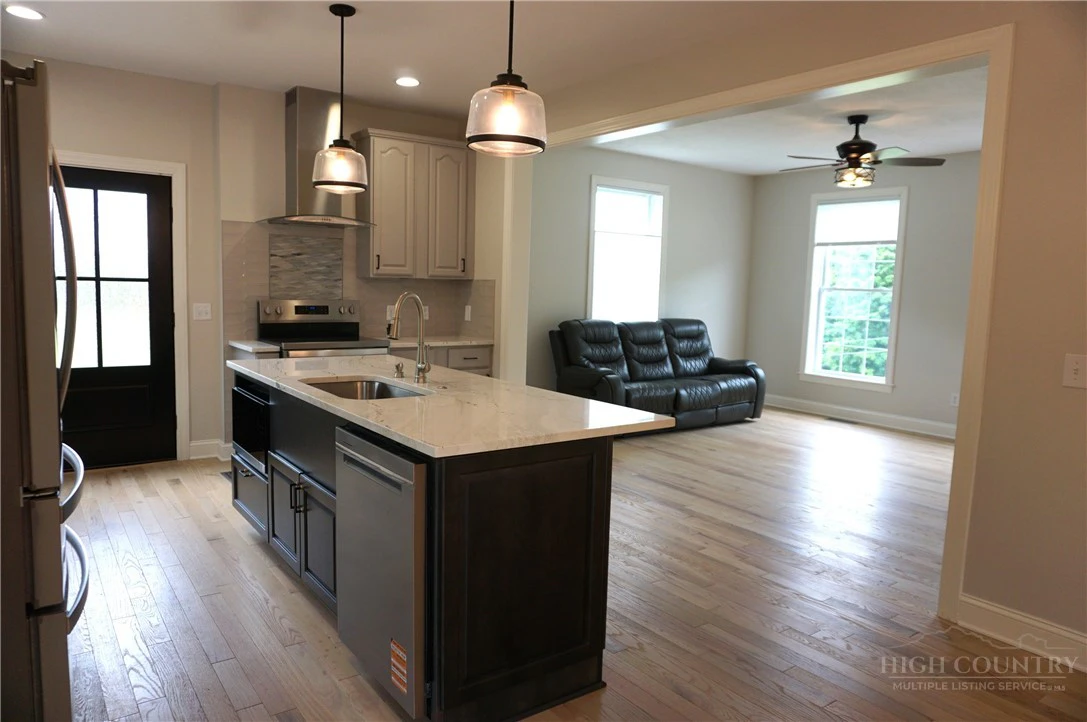Image number 11 for the current listing