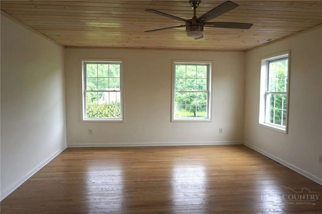 Image number 19 for the current listing