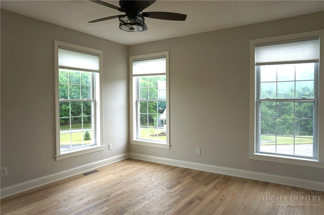 Image number 15 for the current listing
