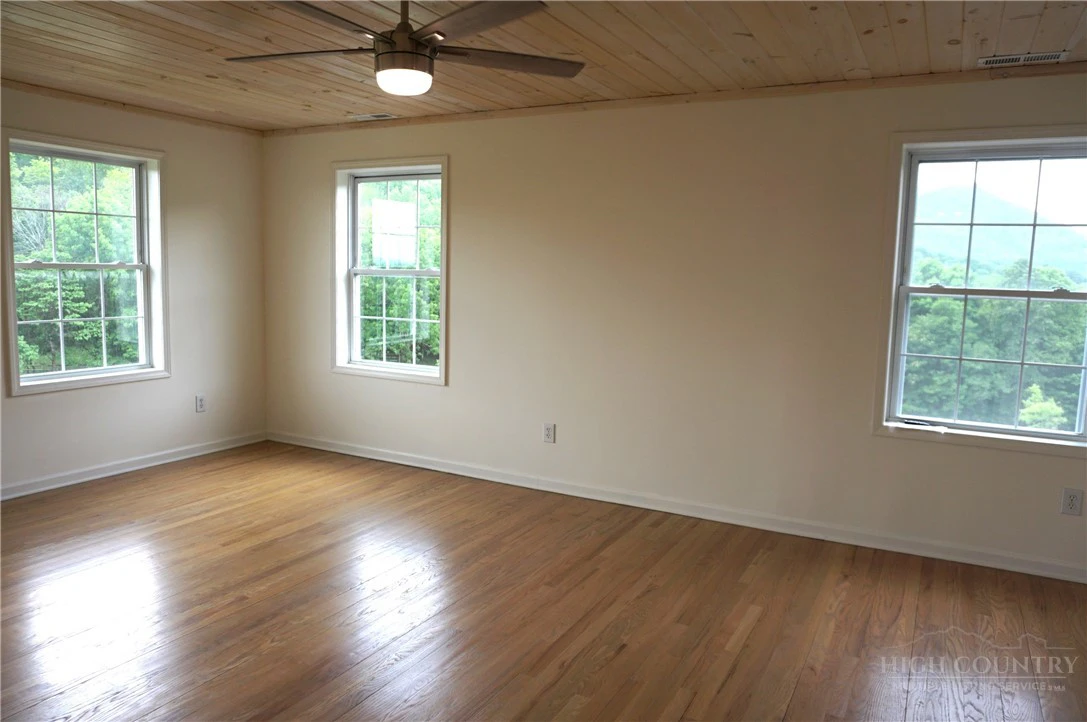 Image number 18 for the current listing