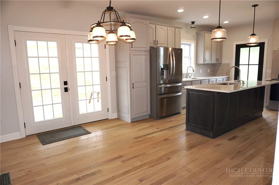 Image number 9 for the current listing