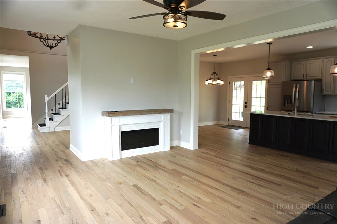 Image number 14 for the current listing